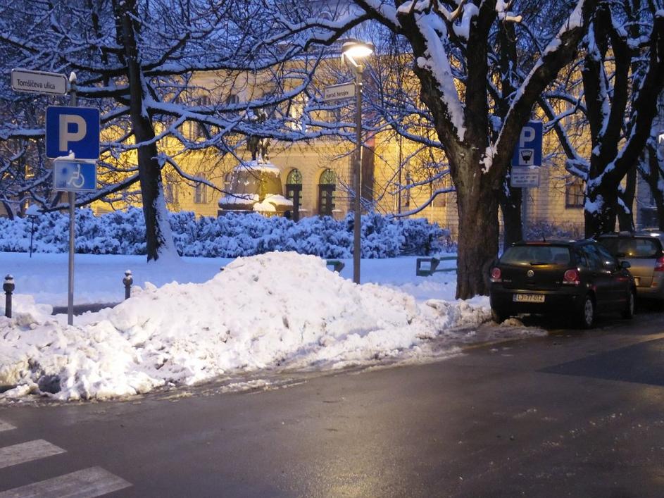 Sneg na parkirišču za invalide na Tomšičevi ulici v Ljubljani, dne 5. 1. 2016