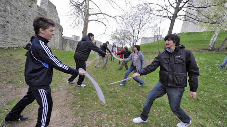 Obiskovalci so se lahko pomerili v sabljanju in streljanju z loki, še več je bil
