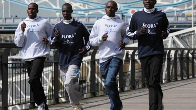 Elitni kenijski tekači se pripravljajo na tradicionalni maraton: (od leve proti 