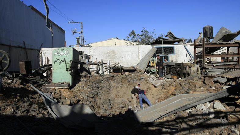 Palestinci preverjajo, kolikšno škodo so napravile izraelske rakete. (Foto: AFP)