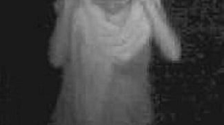 Lindsay, ujeta pri dejanju.