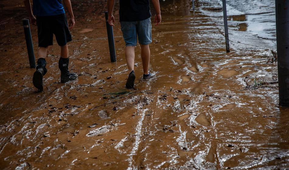 Izredno stanje v Kataloniji: Dve osebi umrli, ena pogrešana