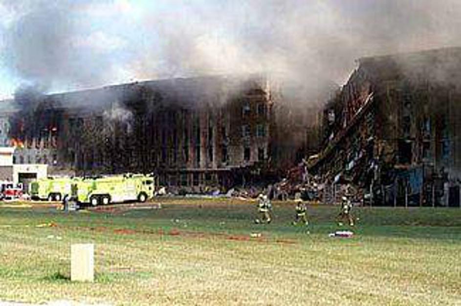 Letalo naj bi zadelo pritličje.