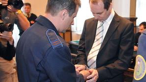 Marconi je, da bi se skril pred besnimi vlagatelji, celo nosil lasuljo, navaja o