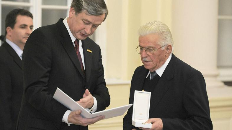 Türk med izročitvijo priznanja Ertlu. (Foto: BOBO)