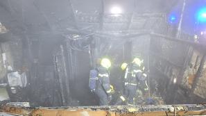 gasilci med gašenjem požara