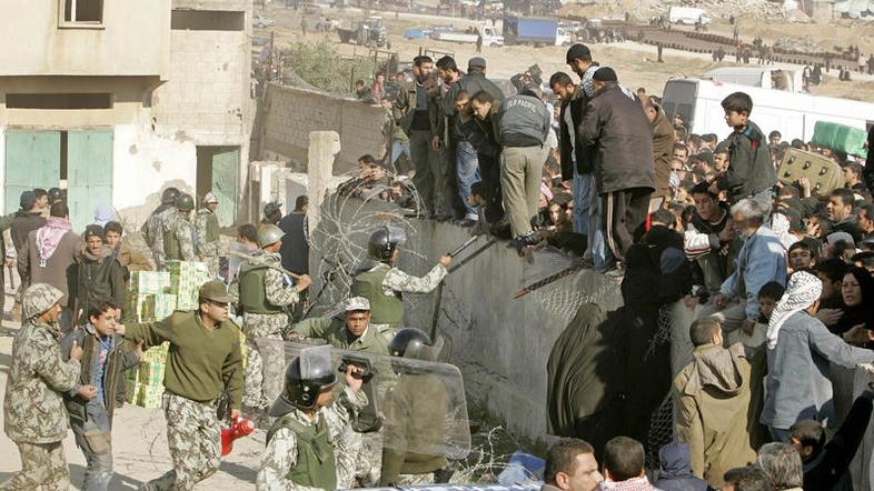 Oblasti v Izraelu menijo, da sta napadalca v Izrael prišla prek Egipta, potem ko