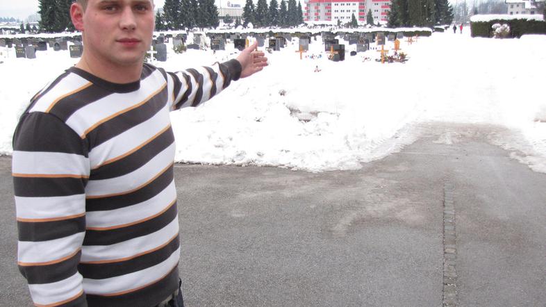 Vodja pokopališča Gregor Kern kaže eno od petih glavnih poti na novem delu pokop