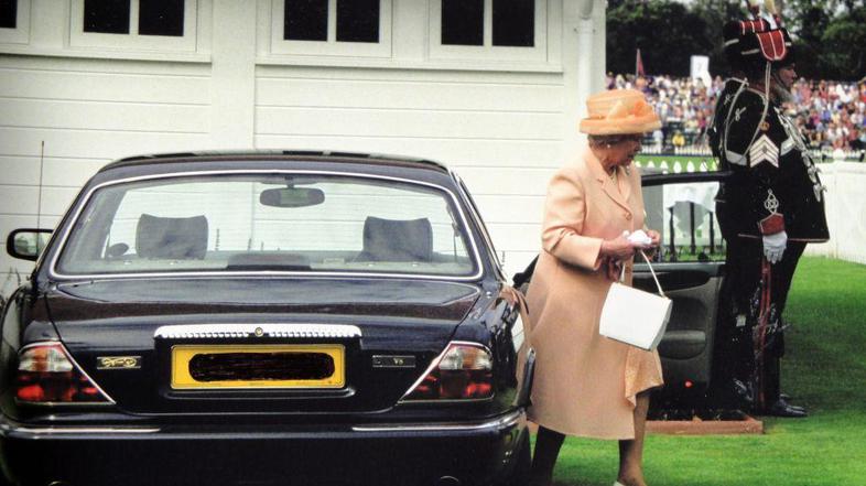 Kraljica Elizabeta II. in njen jaguar daimler V8 majestic. (Foto: Reuters)