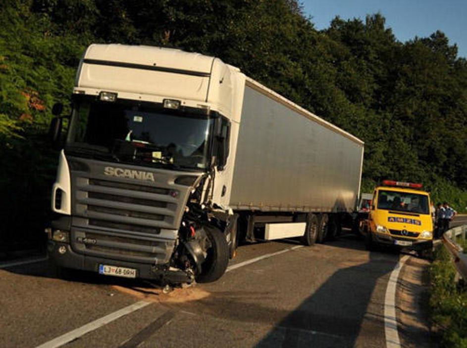 V nesreči se je huje poškodoval 38-letni voznik osebnega vozila.