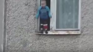 Deček na oknu