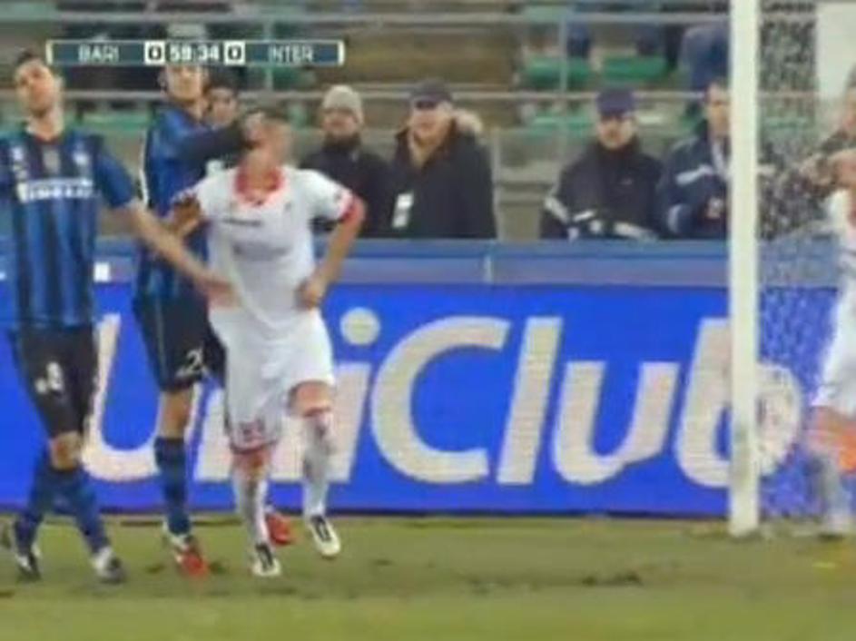 Tole boksarsko potezo Cristiana Chivuja so sodniki spregledali ... (Foto: YouTub