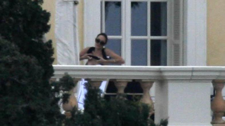 Sončenje ali posedanje na balkonu se je končalo z golim oprsjem.