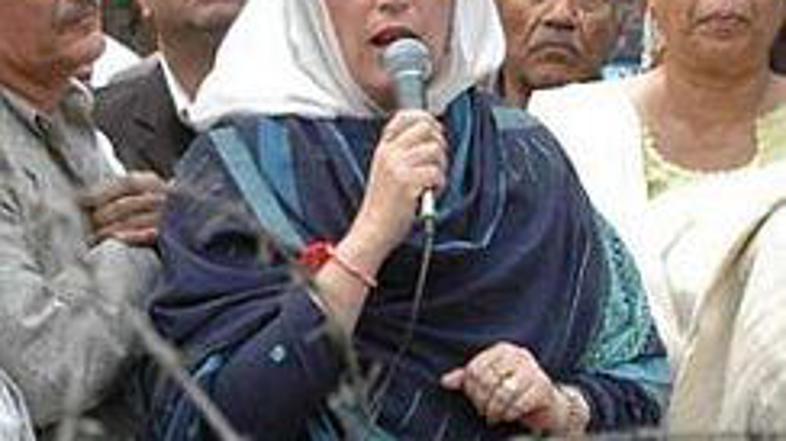 Butova je novinarje nagovorila izza policijskih barikad, ki so obdajale njeno hi