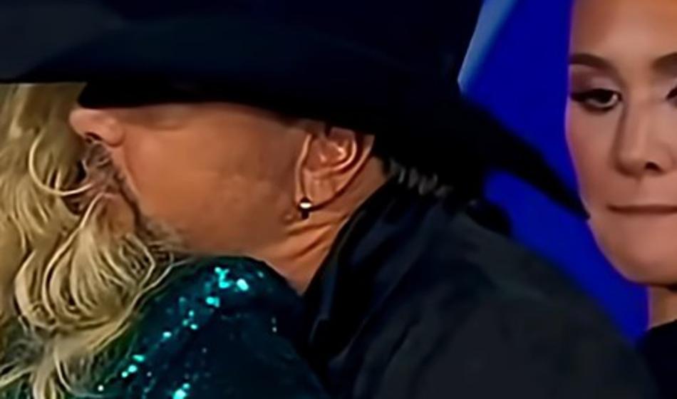 Ni ji bilo prav, da je trenutno najbolj slavna vdova tako objela njenega moža!