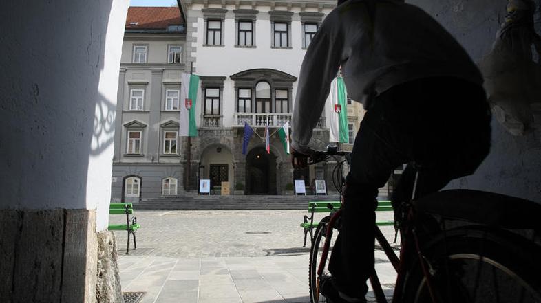 Direktor mestne uprave Vasja Butina ne ve, koliko je podobnih primerov na MOL. ©