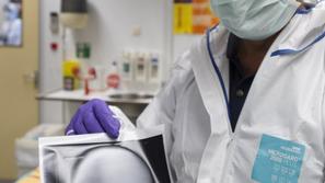 Igla v sendviču, ki je bilo streženo na letalu.