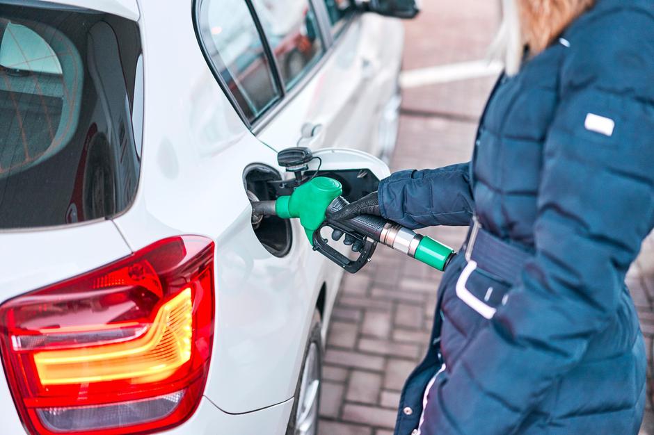 Bencinska črpalka, tankanje, gorivo, bencin | Avtor: Profimedia