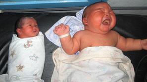 Velikanski deček za zdaj še nima imena.