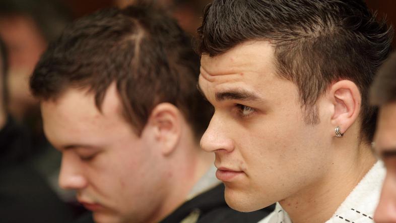 Oleniku zaradi nezakonite hrambe orožja grozi do deset let zapora, do pet pa še 