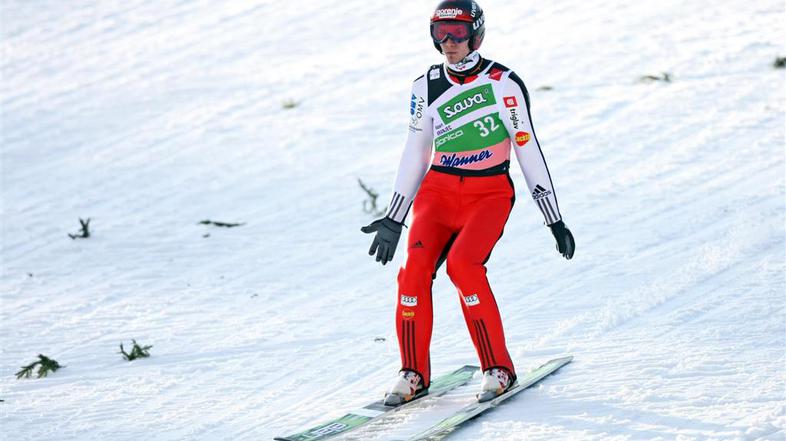 Robi je navijačem pokazal mali kristalni globus za najboljšega letalca. (Foto: S
