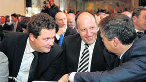 Miran Žgajner (v sredini) pravi, da direktor ni vodja, v Tešu pa trdijo, da je t