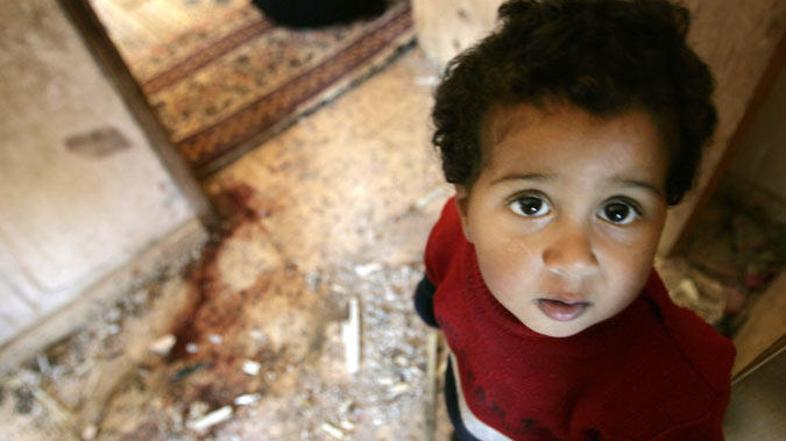 Palestinski deček v hiši, poškodovani v izraelskih napadih