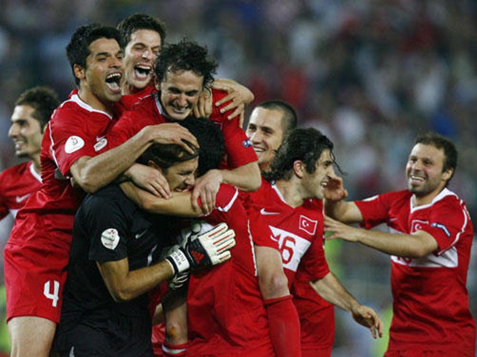 Rüştü Reçber je bil na tako bedak kot junak, na koncu pa je ostal pri slednjem.