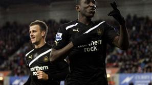 Demba Ba proslavlja po enemu izmed golov Stoke Cityju.