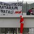 "Politiki so ubili božič," pa so protestniki ob obešeni lutki božička sporočili 