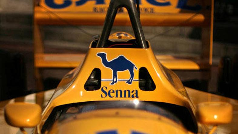 To je Lotusov dirkalnik iz sredine 80. let, s katerim je takrat dirkal Ayrton Se