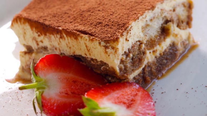 Klasični tiramisu lahko le postrežete z jagodami ali pa ga pripravite malo druga