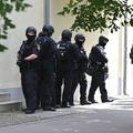 nemška policija pred gimnazijo Weifen v Schongauu