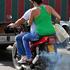 Motoristi na ulicah glavnega mesta Kube.