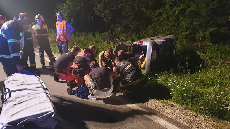 Prometna nesreča, avto na boku