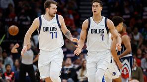 Luka Dončić, Dwight Powell