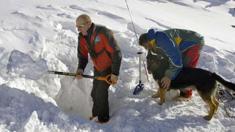 Reševalci se trudijo najti pogrešane.