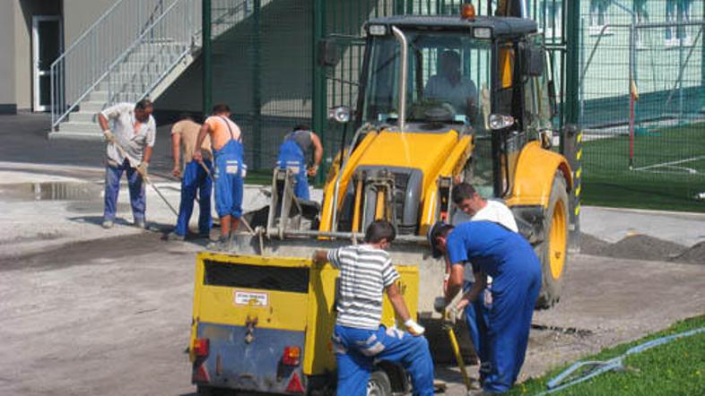 Z igrišča pred novo tribuno bodo odstranili stari asfalt, nanesli novega in zame