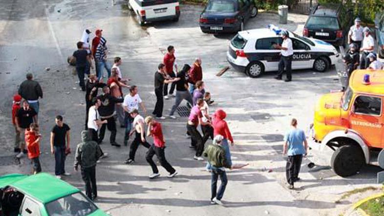 V nedeljo popoldne je dogajanje na ulicah Širokega spominjalo na vojno stanje.