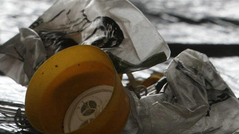 Med drugim so našli tudi kisikokove maske.