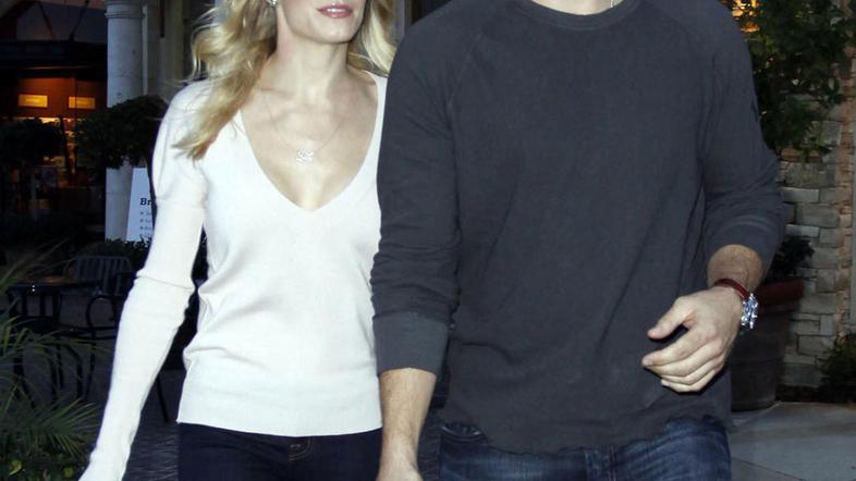 Srečni parček odhaja od draguljarja. (Foto: Flynet/JLP)