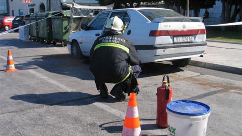 Gasilci so zavarovali prizorišče eksplozije, ki je zjutraj pretresla Šibenik.