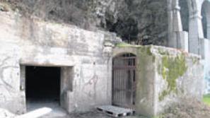 Eden od vhodov v podzemne rove z Jelenovega klanca.