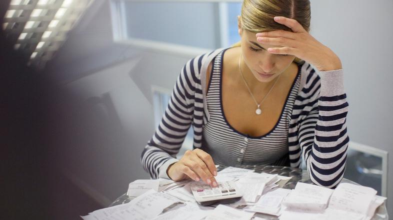 Ženska s kalkulatorjem