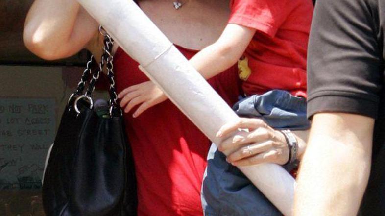 Mamica in hčerka na potepu po mestu.