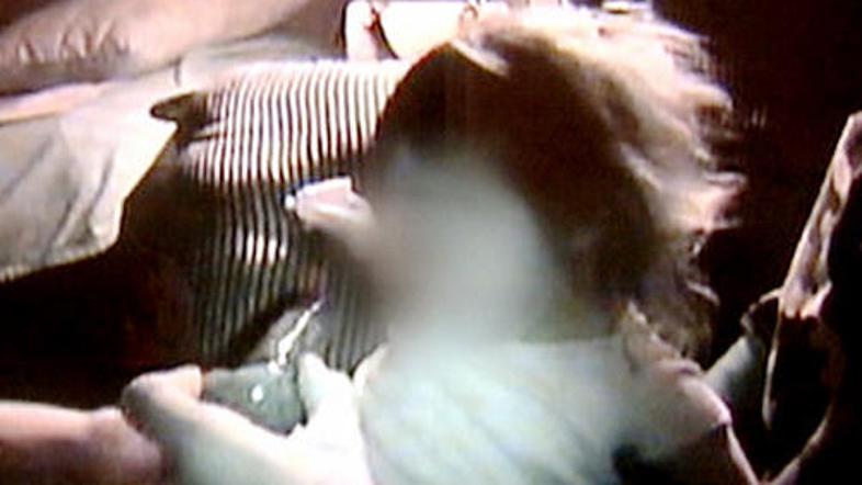 Leto in pol stara deklica se je upirala.