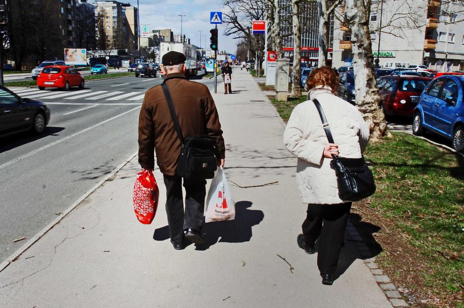 Slovenija 10.04.2013 upokojenca na sprehodu po Ljubljanskih ulicah, starejsi lju