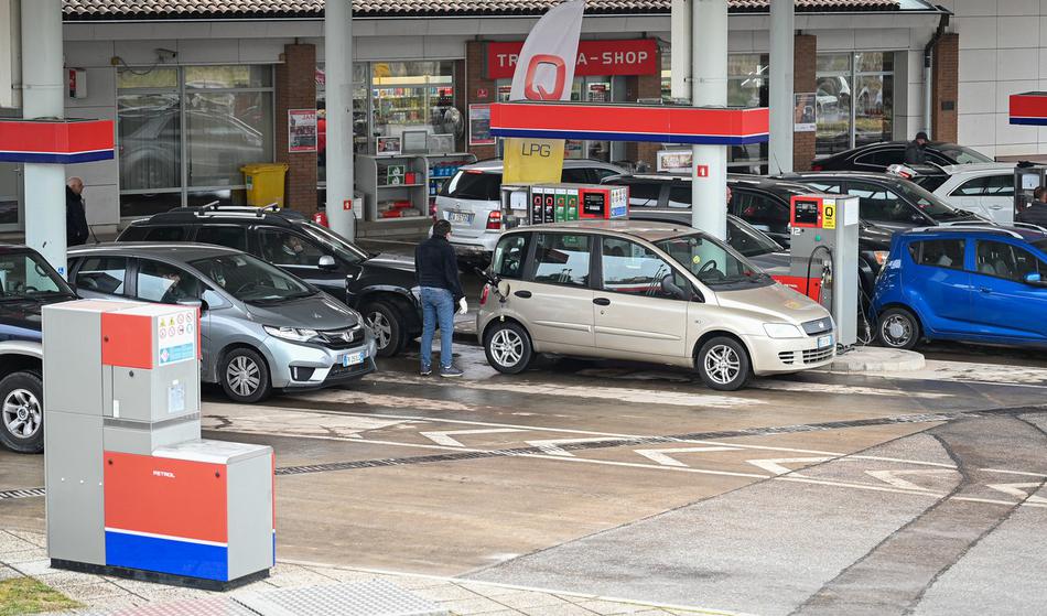 Predlagajo uvedbo prednostnih bencinskih servisov