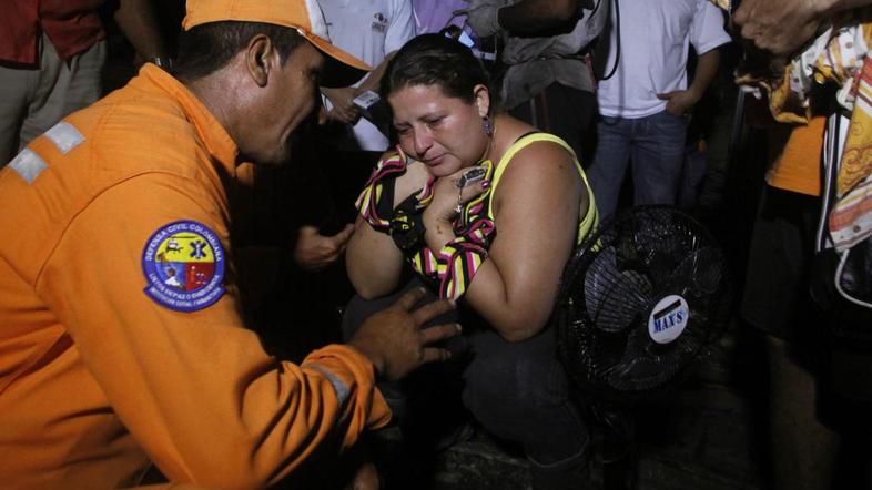 Pretresena žena enega od umrlih rudarjev v kolumbijskem rudniku. (Foto: Reuters)