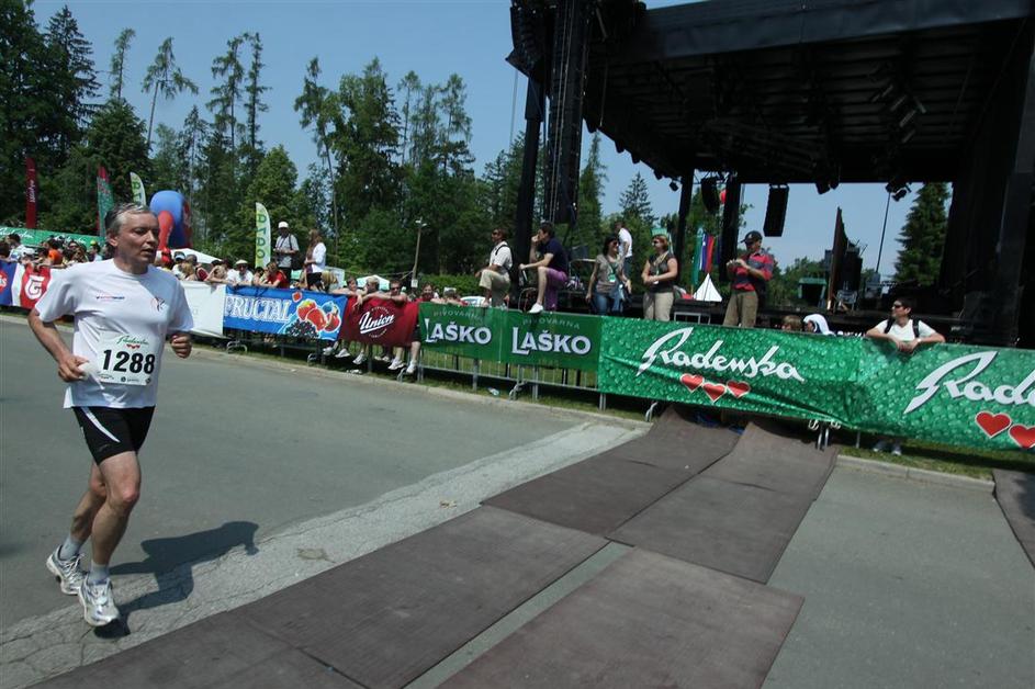 Če želite visokoresolucijsko fotografijo, nam pošljite elektronsko sporočilo na 